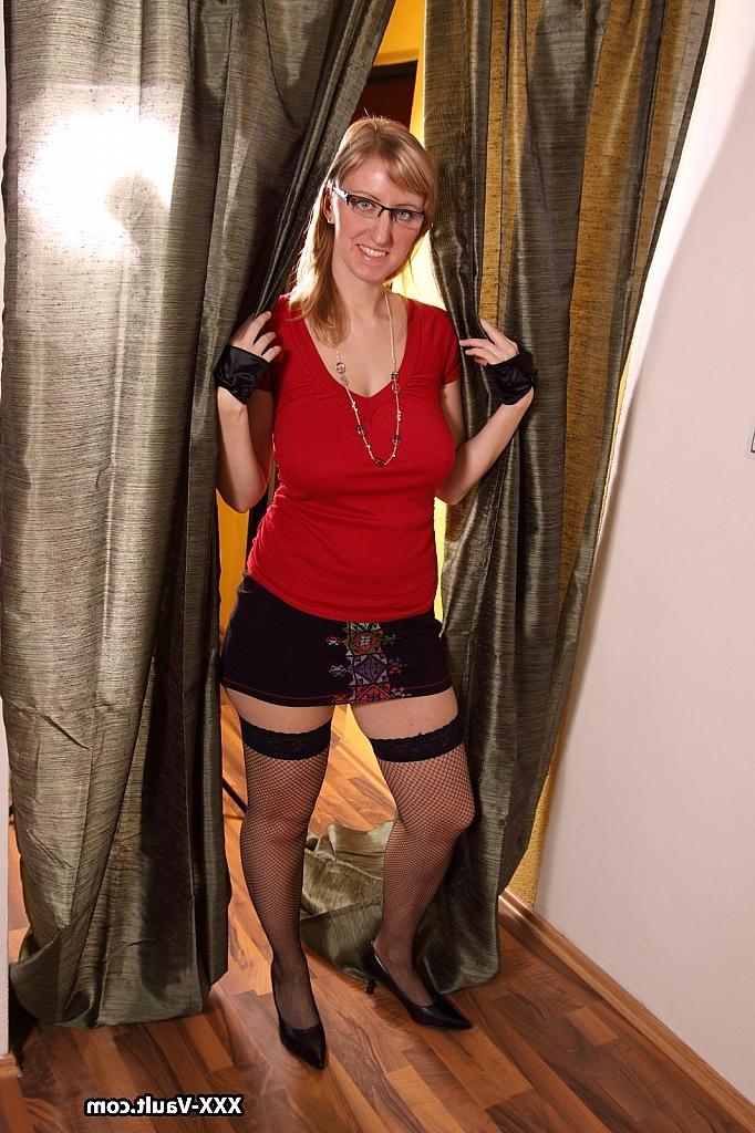 16P Big natural tits pinned and glasses