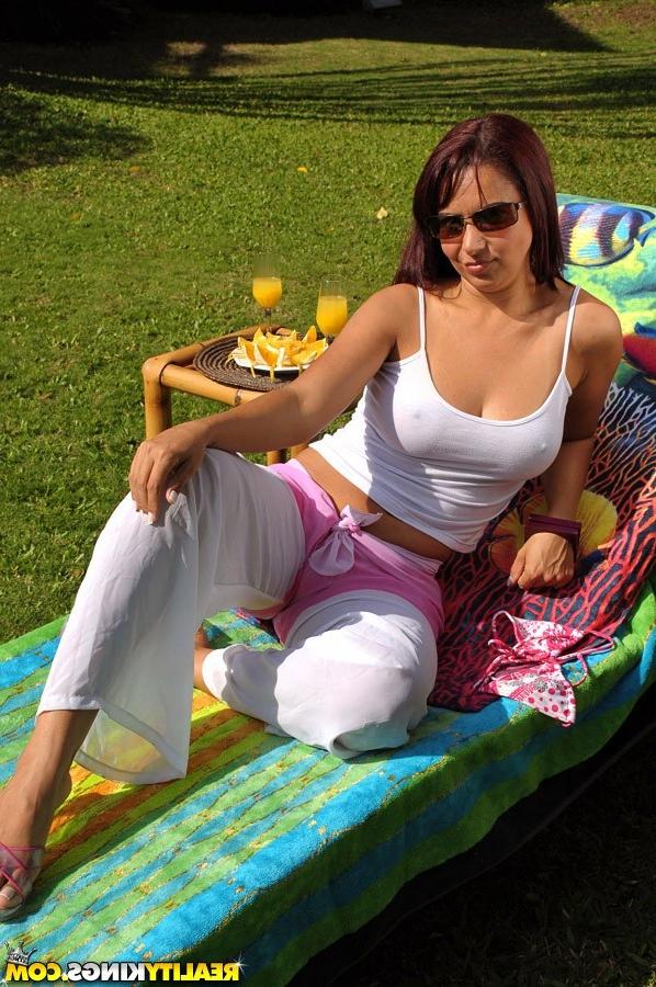 7P View these hot vids of mega brazilain booty babe carmen get picked up at the par