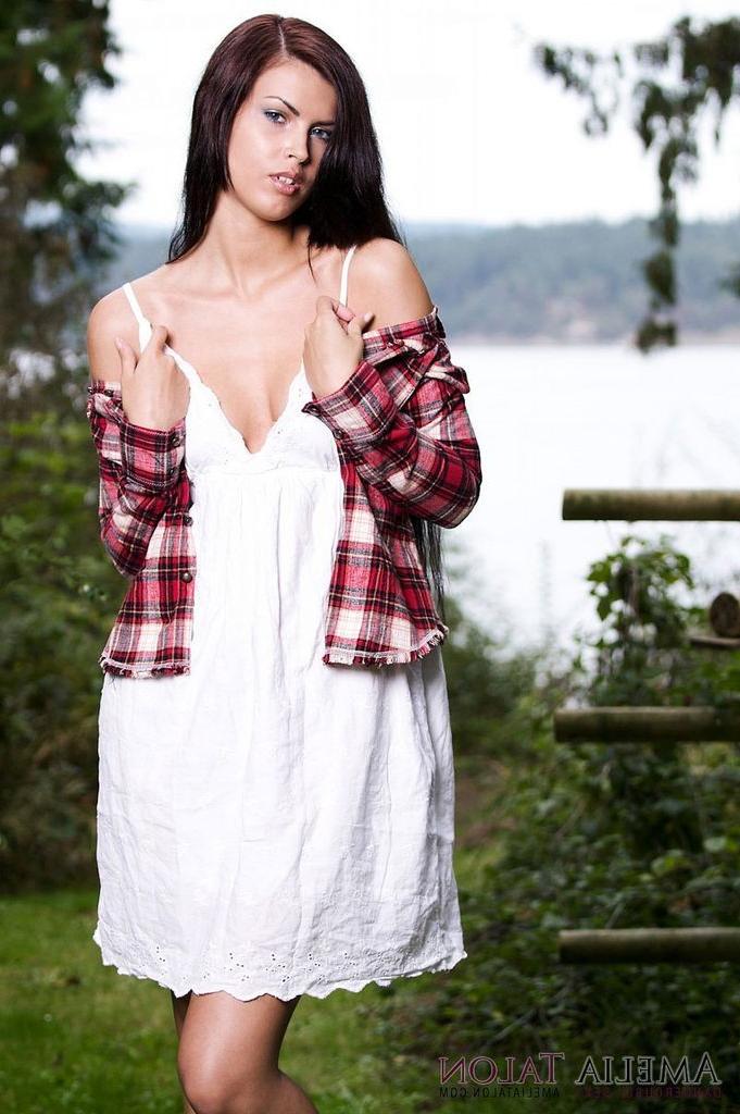 16P Sexy Amelia Talon posing and stripping outdoors