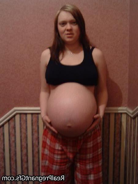 15P Hot pregnant girlfriends posing