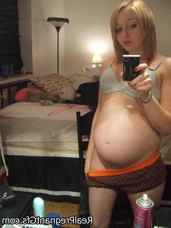 15P Hot pregnant girlfriends posing