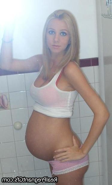15P Hot pregnant girlfriends posing