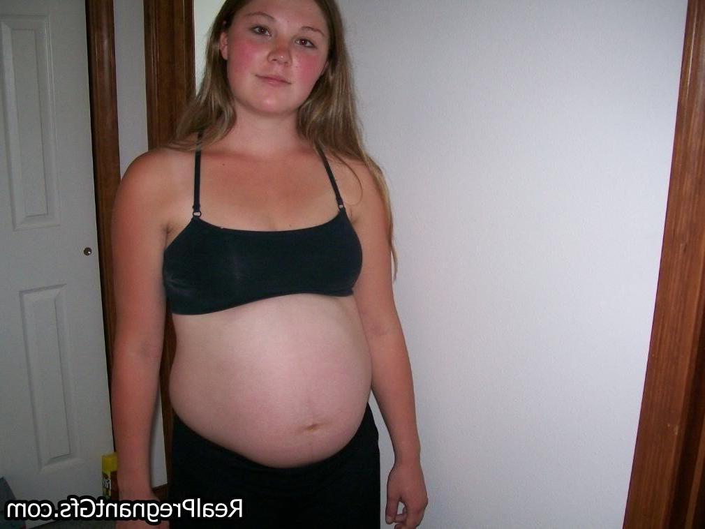 15P Hot pregnant girlfriends posing