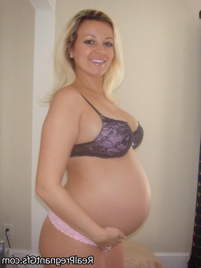 15P Hot pregnant girlfriends posing
