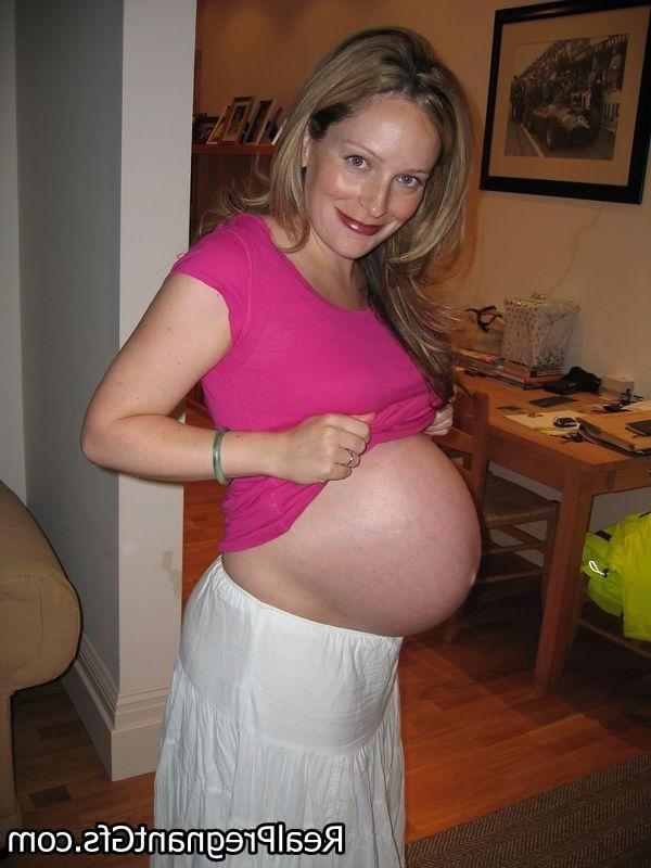 15P Hot pregnant girlfriends posing