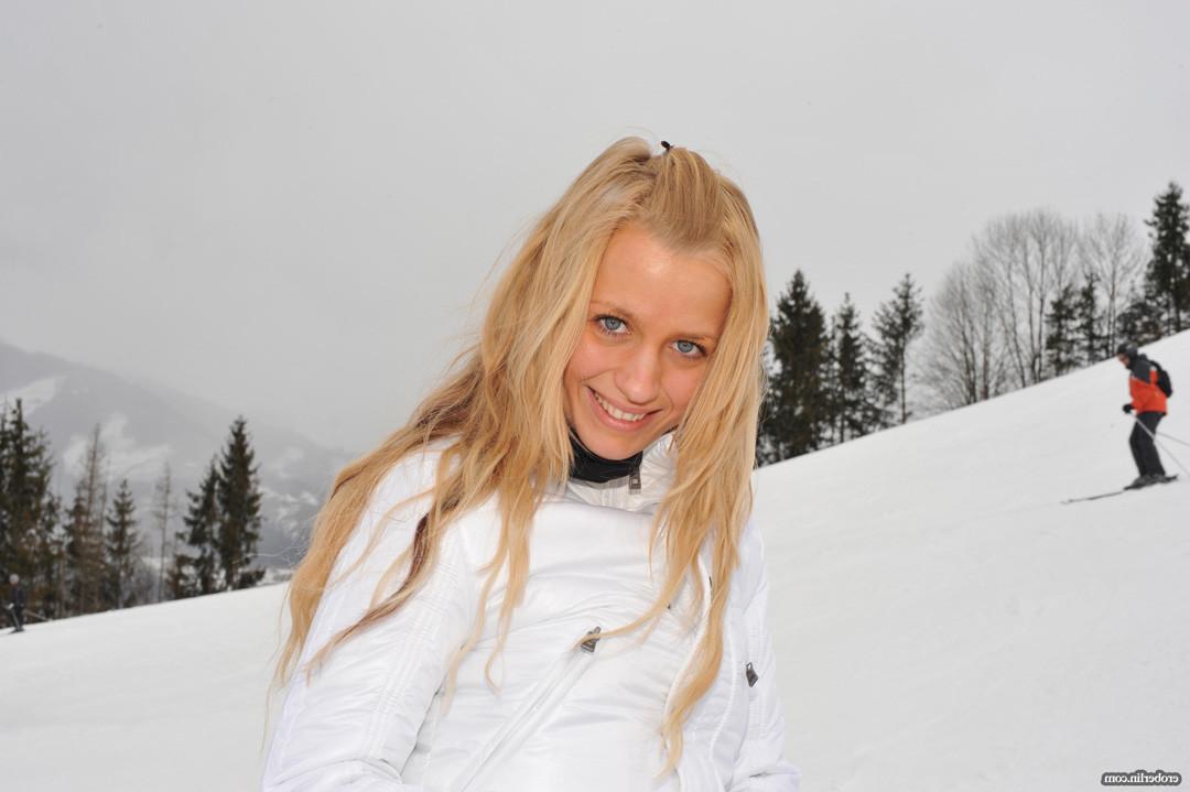 16P Anna takes a break from her skis to show you her body