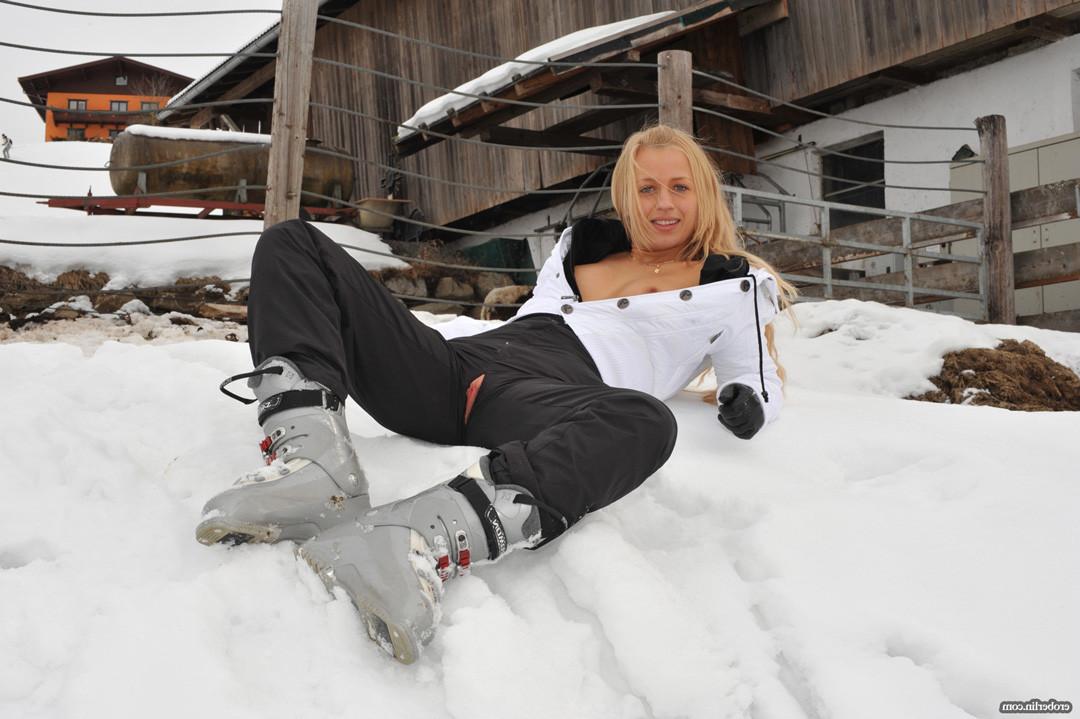 16P Anna takes a break from her skis to show you her body