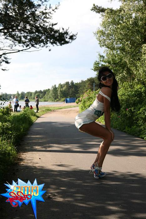 16P Sexy exhibitionist showing off near public beach