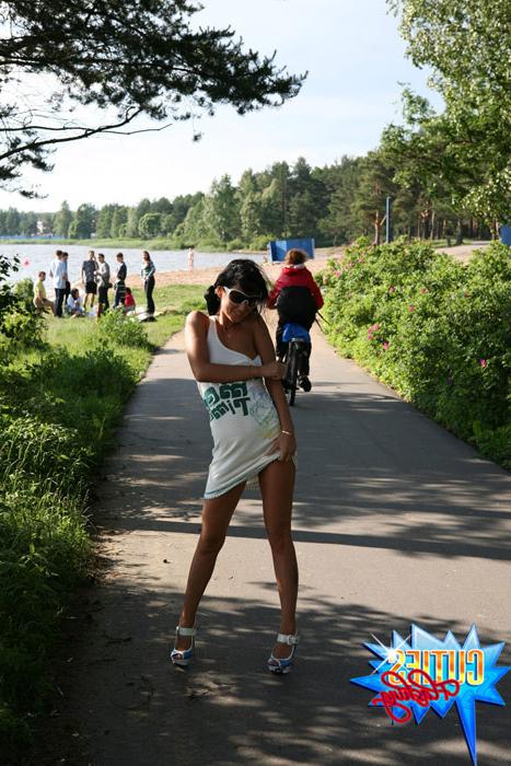 16P Sexy exhibitionist showing off near public beach