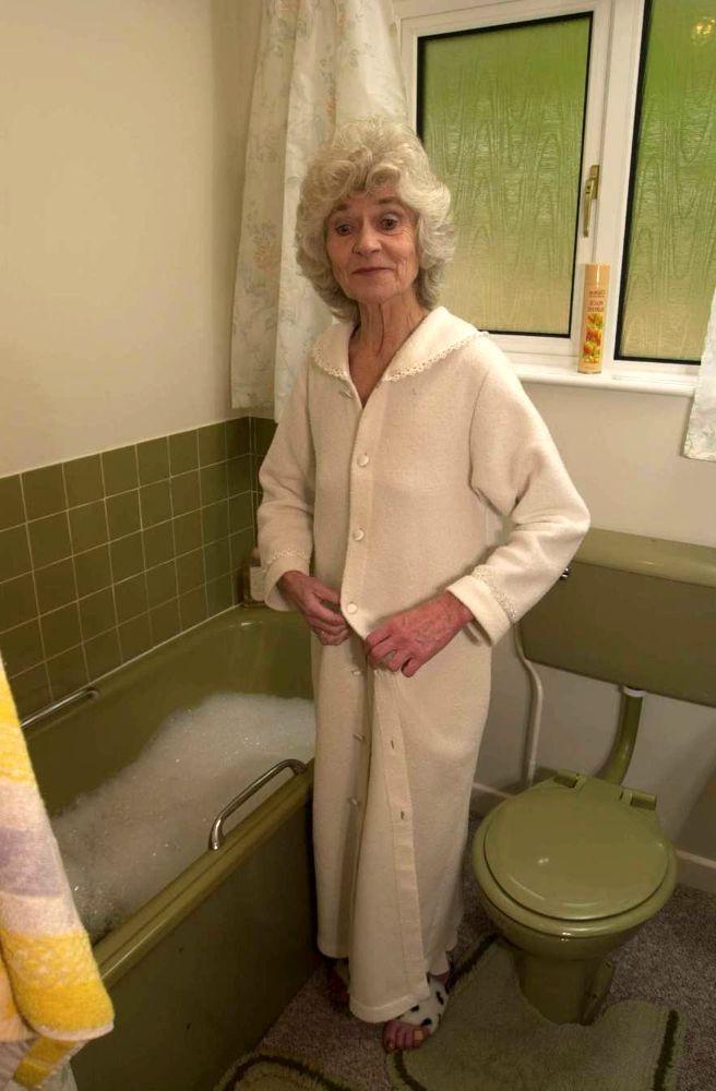 16P Extreme old granny spreads wide her wrinkly cunt in the bathtub