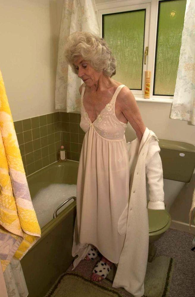 16P Extreme old granny spreads wide her wrinkly cunt in the bathtub