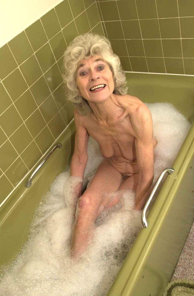 16P Extreme old granny spreads wide her wrinkly cunt in the bathtub
