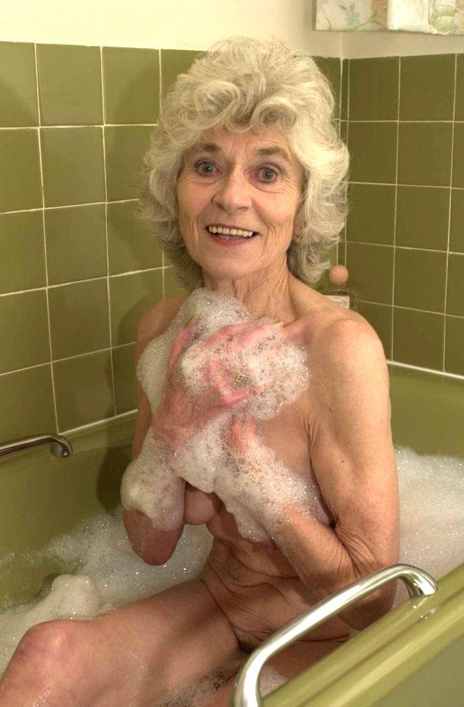 16P Extreme old granny spreads wide her wrinkly cunt in the bathtub