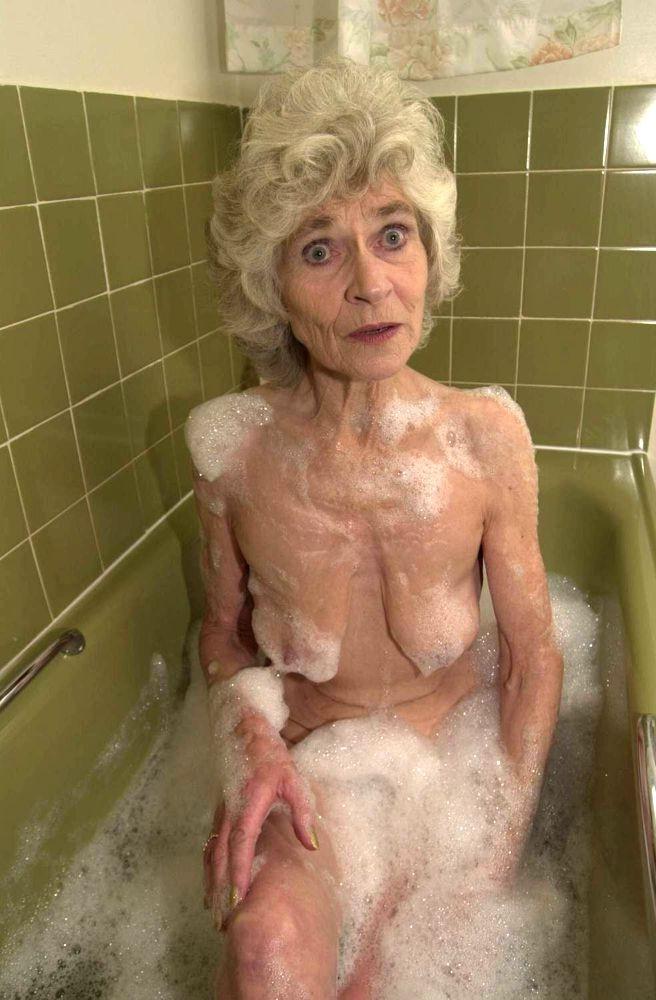 16P Extreme old granny spreads wide her wrinkly cunt in the bathtub