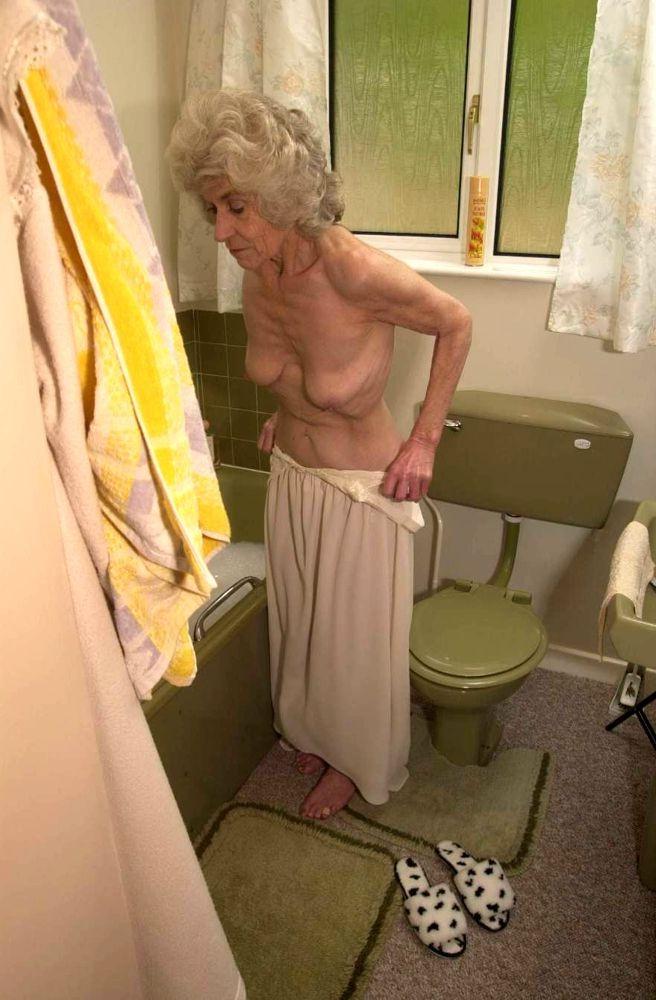 16P Extreme old granny spreads wide her wrinkly cunt in the bathtub