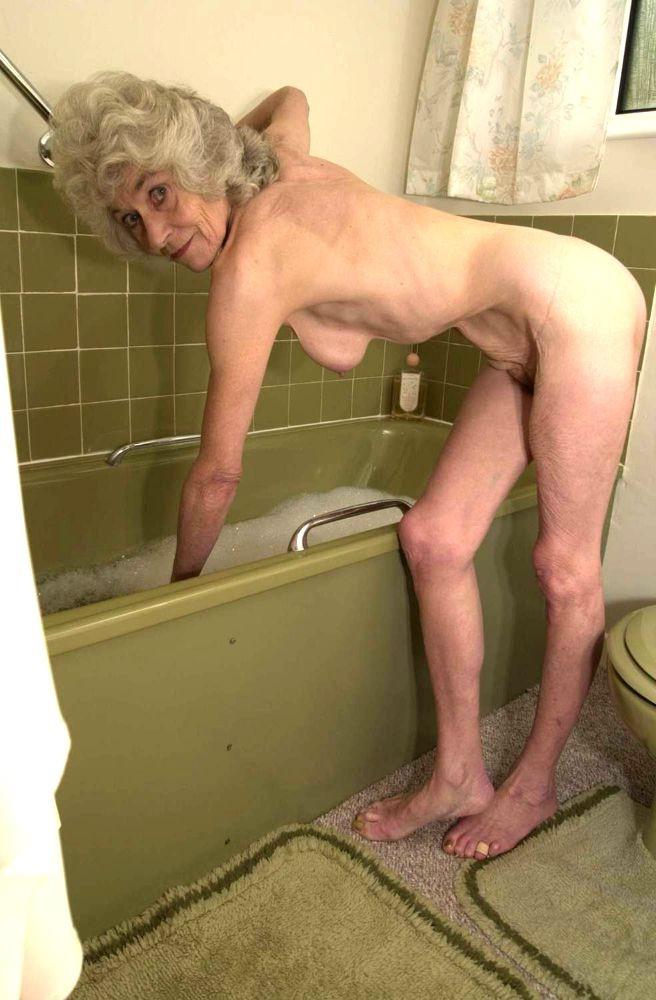 16P Extreme old granny spreads wide her wrinkly cunt in the bathtub