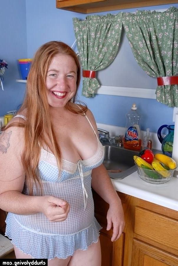 16P Fat housewife Keno stripping and playing a banana in kitchen