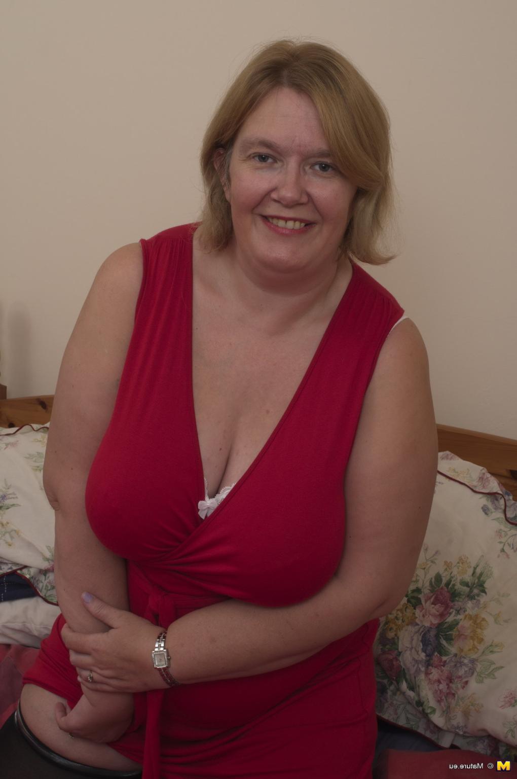 16P Large British mature lady with big natural tits getting dirty