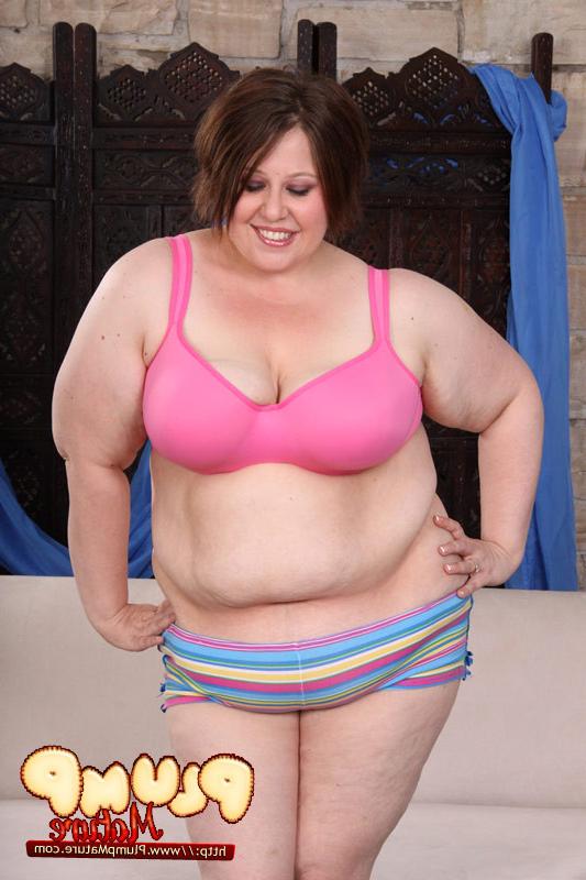 16P Overweight mature babe shows her enormous boobs