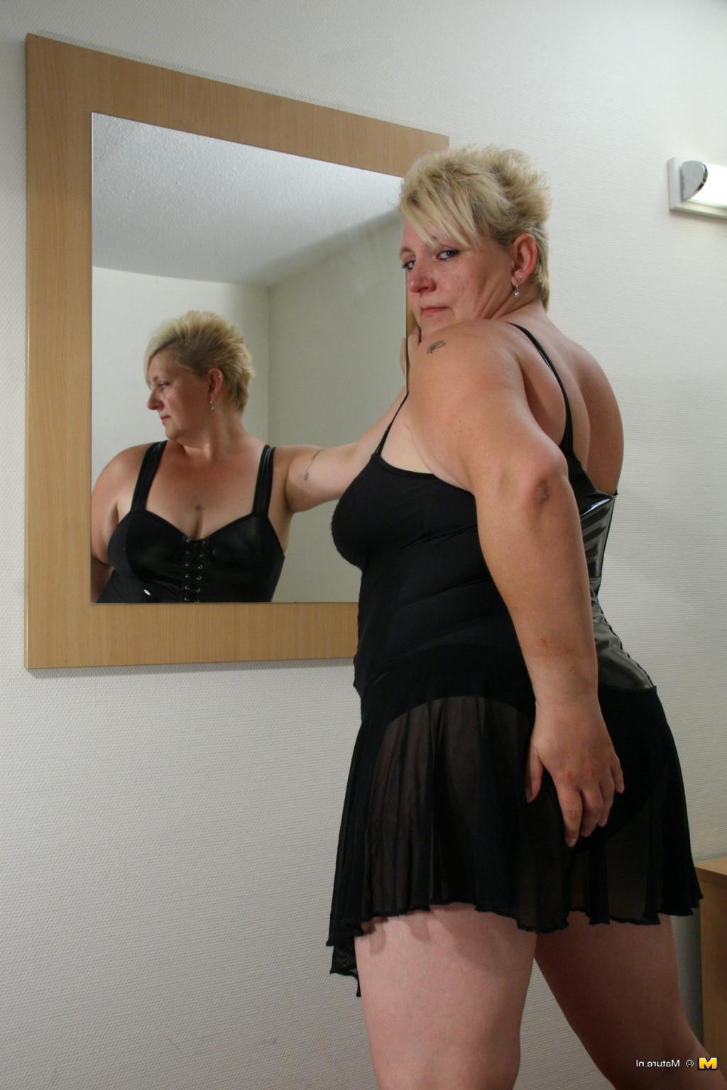 16P Big mama playing with her tits and a dildo