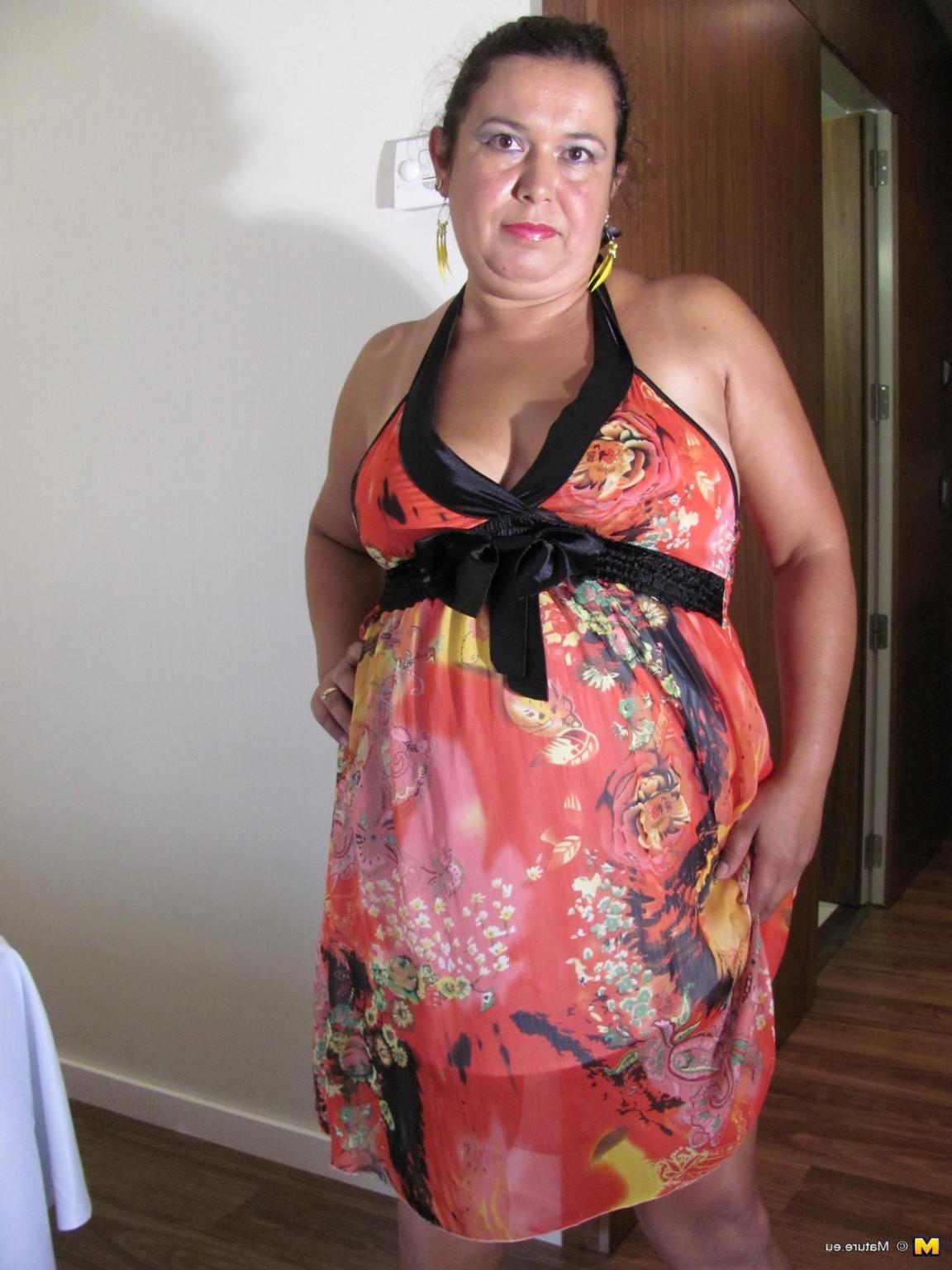 8P Exotic Paola is a housewife that loves to masturbate