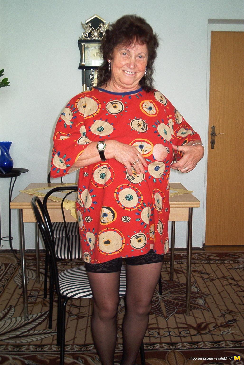 16P Kinky housewife going at it in her livingroom