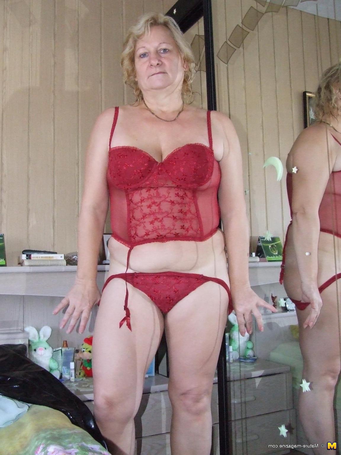 16P Mature Rosi loves to get naked and show us all