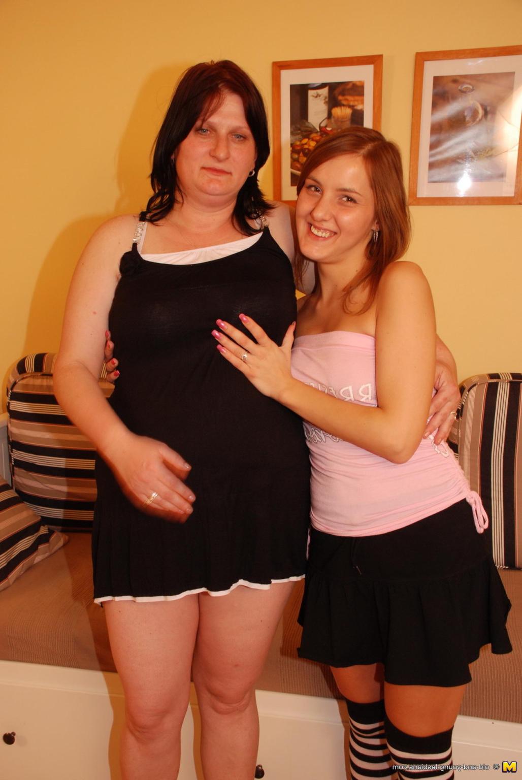16P Mature Ivonne plays with babe Samantha
