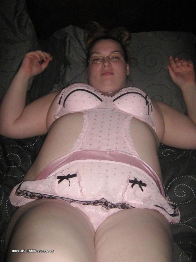 10P Gallery of two amateur plumpers in sleazy poses