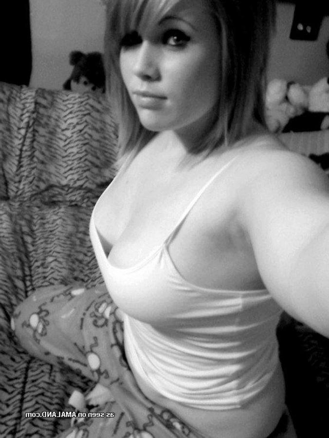 10P Selection of two amateur BBWs posing for the cam