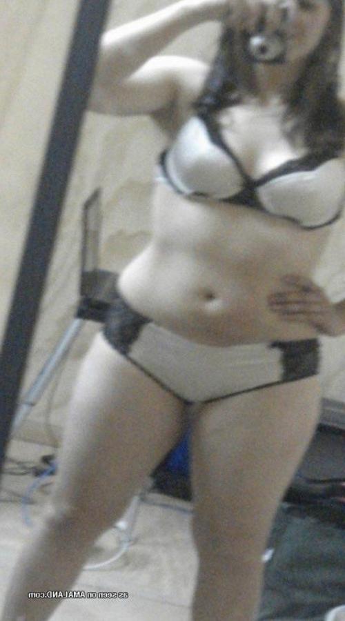 10P Selection of two amateur BBWs posing for the cam