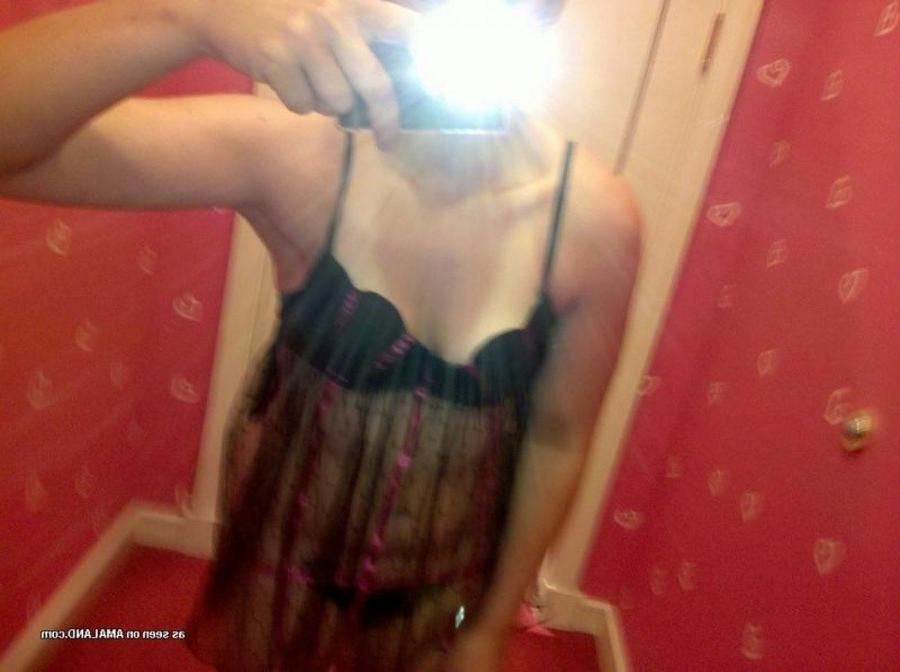 10P Selection of two amateur BBWs posing for the cam