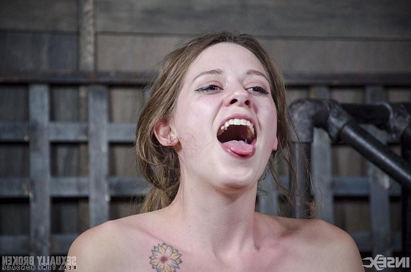 16P Zoey Laine bound to two poles and double fucked by maledoms