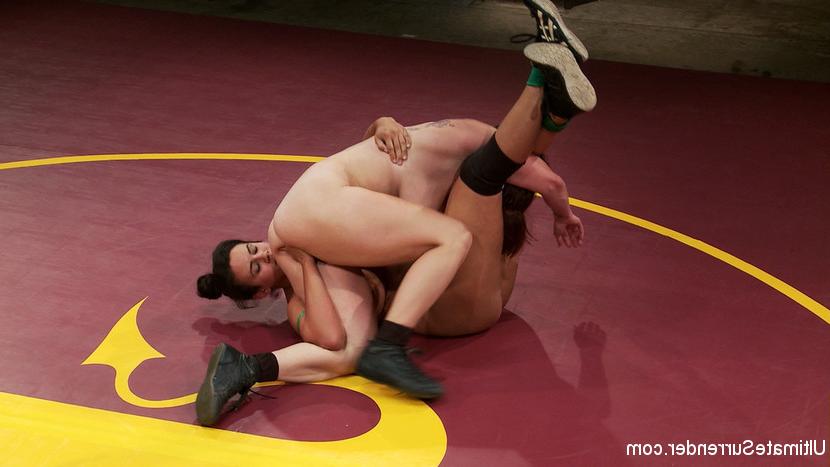 15P Two Voluptuous Welterweight Clash on the mats