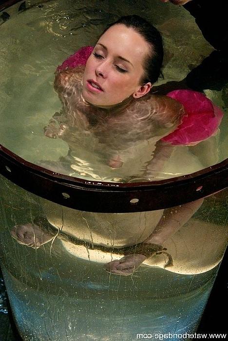 15P Alexa Von Tess brunette pornstar is rope bound in water