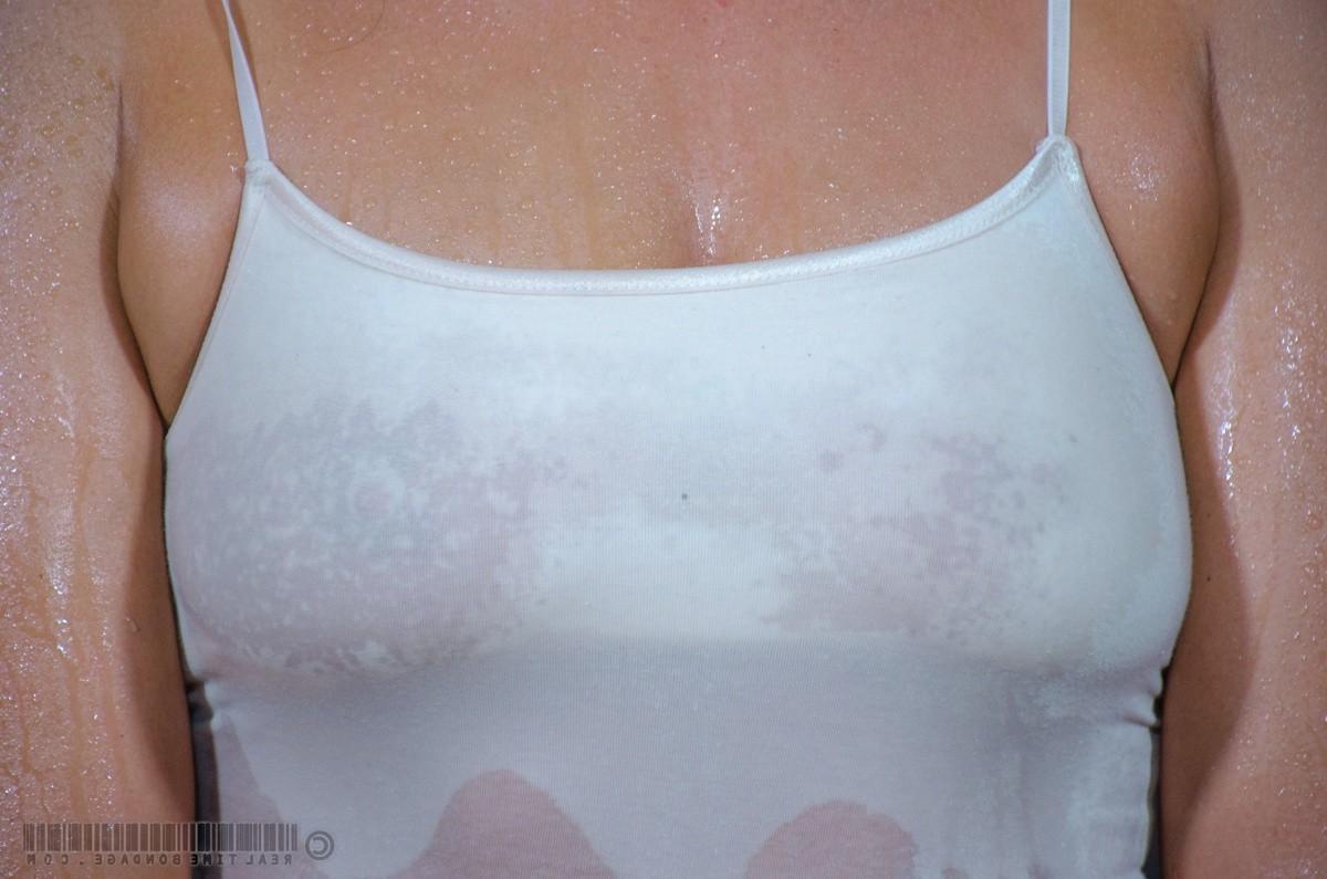 15P London River is a fucked up pig. A fucked up, sweaty pig. She's straining to hol