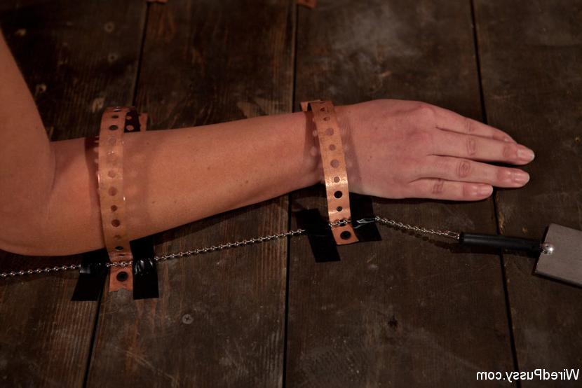 15P Princess Donna Dolores with bound blonde subgirl
