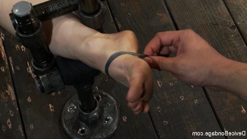 15P Lindsey Grant is metal bound in a split for pleasure and pain