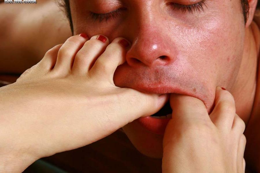 16P Young bound slave fails to please his domina with skillful toe-licking and gets 