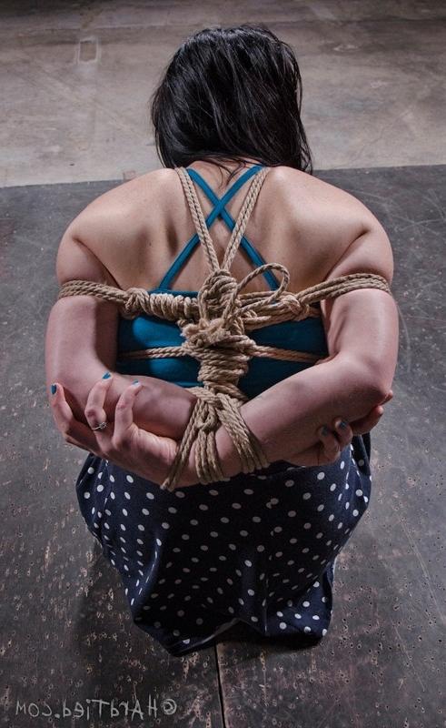 16P Siouxsie Q is bound in rope her pussy made to cum by black maste