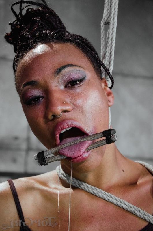 16P Nikki Darling wird von Lezdom an High Heels gefesselt