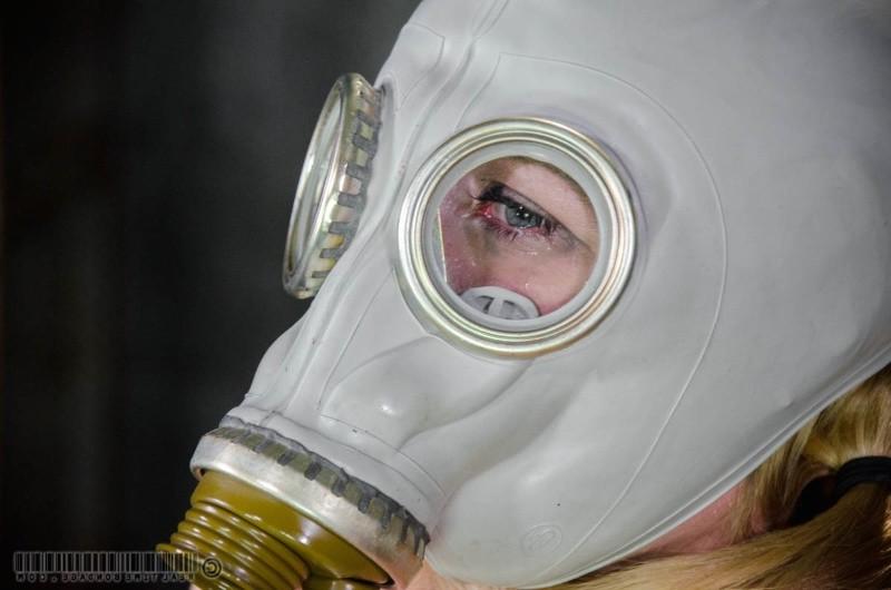 16P Emma Haize with white mask is bound and spanked by lezdom