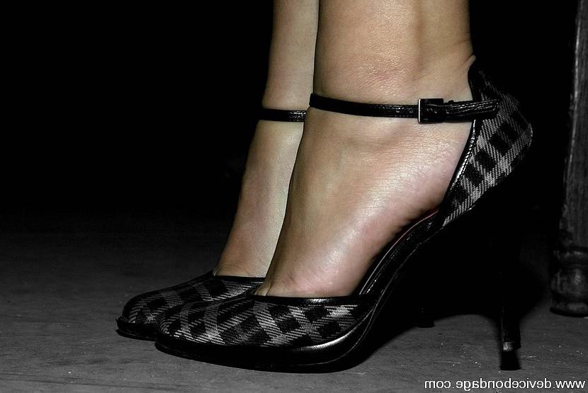 15P High Heels Alexa Jordan gets chain bound and tits milked