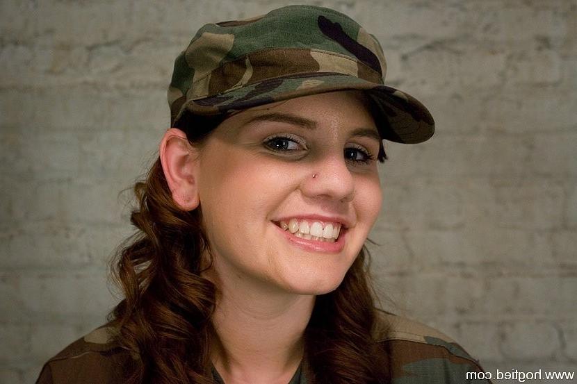 15P Die gefesselte Michelle Brown wird von Isis Love mündlich verhört