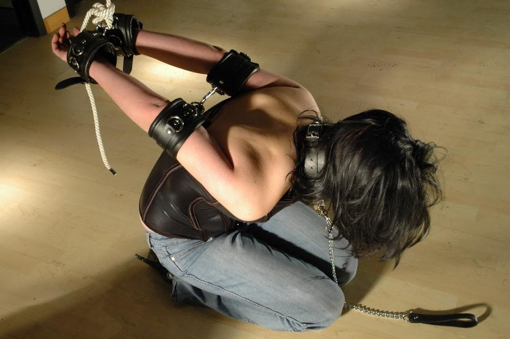 16P Another leg in her submissive journey, Eris is staccado tied, and reaches a new 