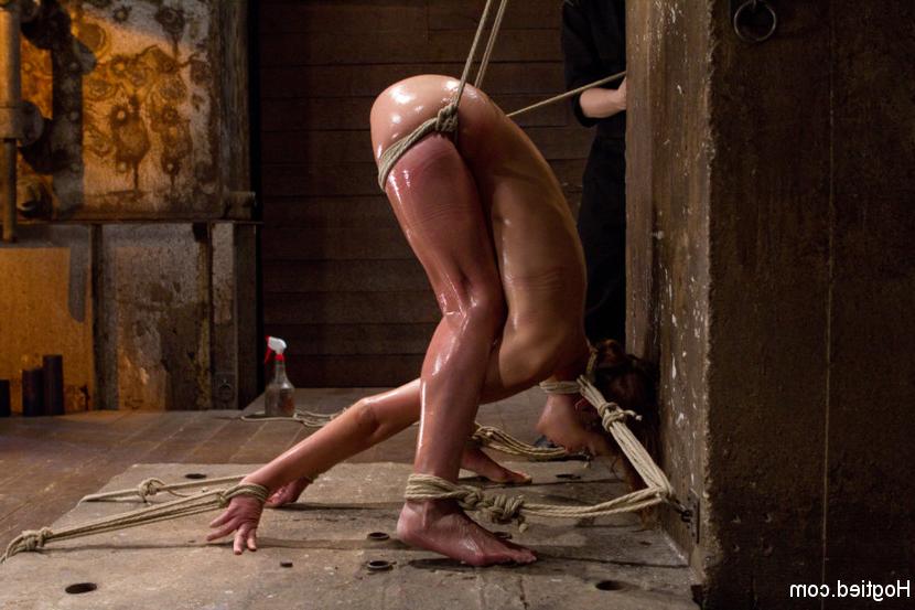 15P Glistening in oil, ripe cunt Amber gets bound tightly in pile driver, fisted ana