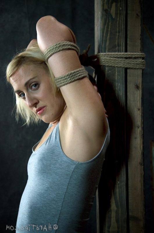 16P Dylan Ryans blondes Luder ist mit einem Seil gefesselt und spielt im Kerker mit seinen Titten