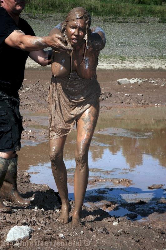 16P Rain DeGre metal bound on the floor cools off in the mud