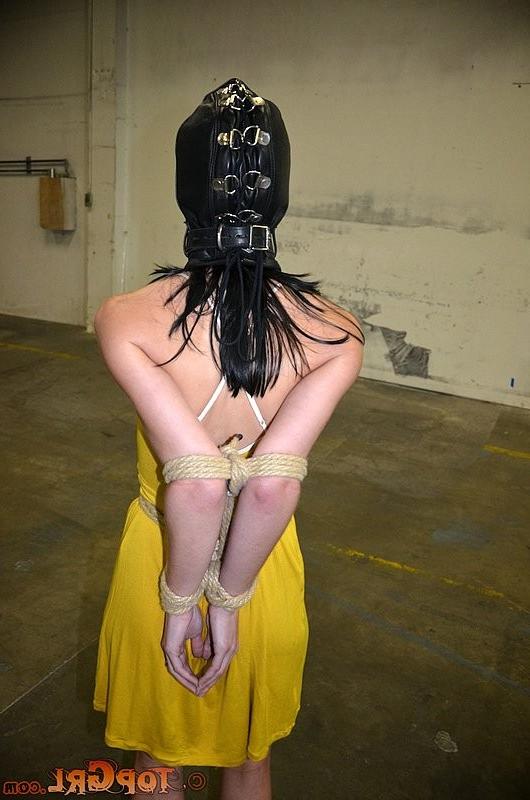 16P Elise Graves is bound by lezdom Sister Dee and kissing her feet