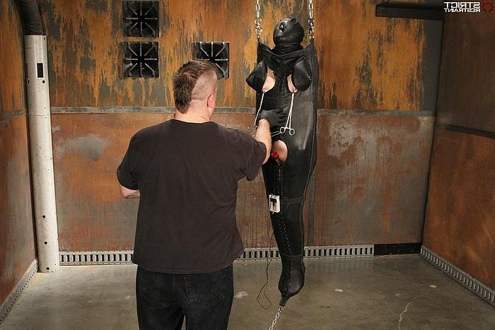 15P Sandy Skarsgard redhead in extreme bondage gets her pussy toyed